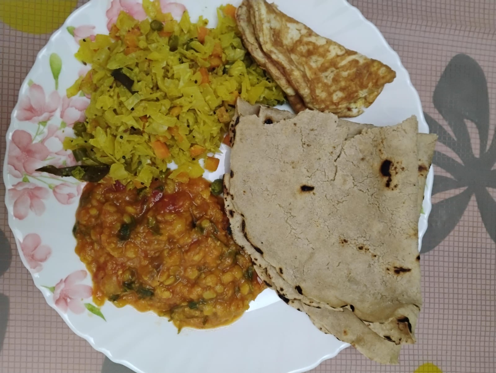 Jowar rotis with dal, cabbage poriyal and an egg omelette from the couple's meal plan