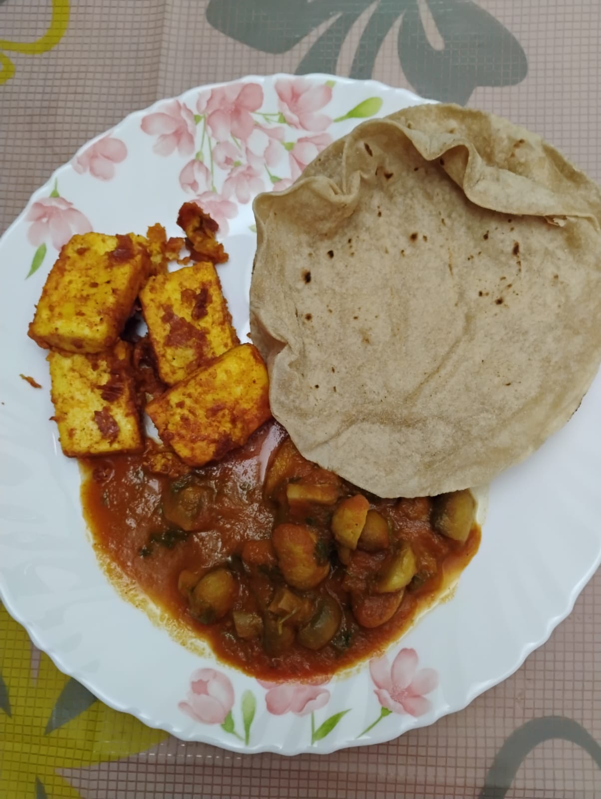 Phulkas with pan-fried paneer and mushroom masala from the couple's meal plan